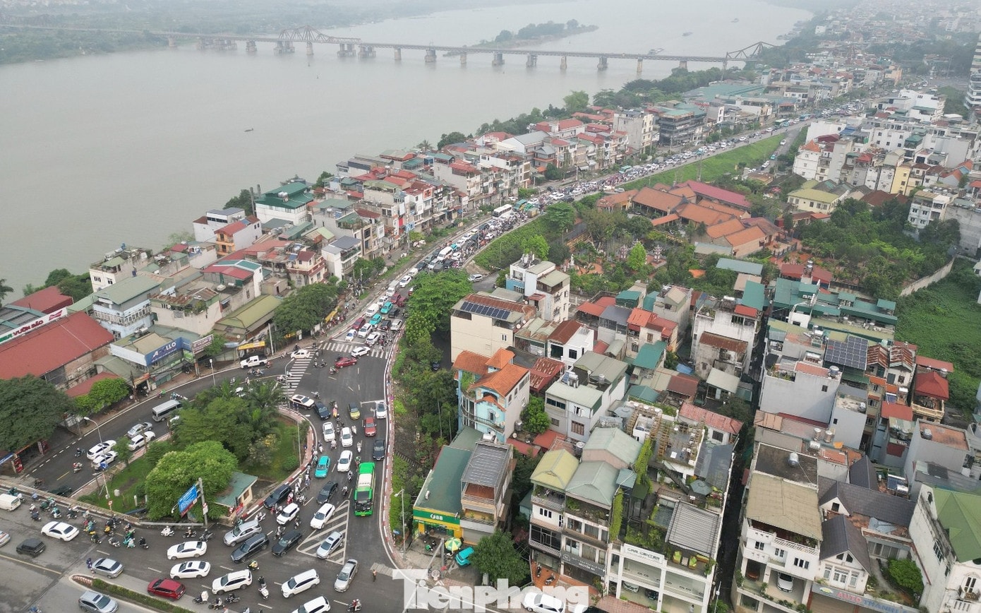 Tình trạng ùn tắc, giao thông khó khăn vẫn diễn ra thời điểm sau 10h sáng nay. Ùn tắc do cấm cầu Long Biên, cảnh sát phải điều tiết nhiều loại xe qua cầu Vĩnh Tuy - Ảnh 8.