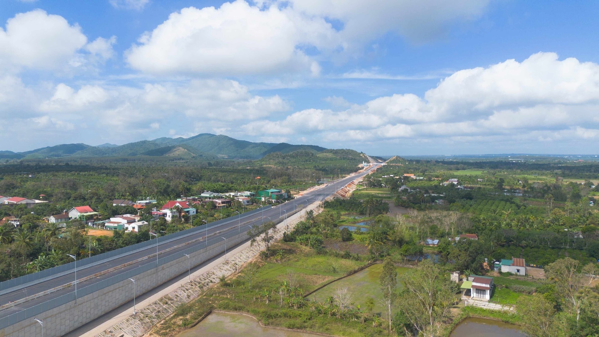 Chỉ 1 tháng nữa, Việt Nam sẽ thông xe loạt cao tốc trọng điểm- Ảnh 3. Chỉ 1 tháng nữa, Việt Nam sẽ thông xe loạt cao tốc trọng điểm- Ảnh 3.
