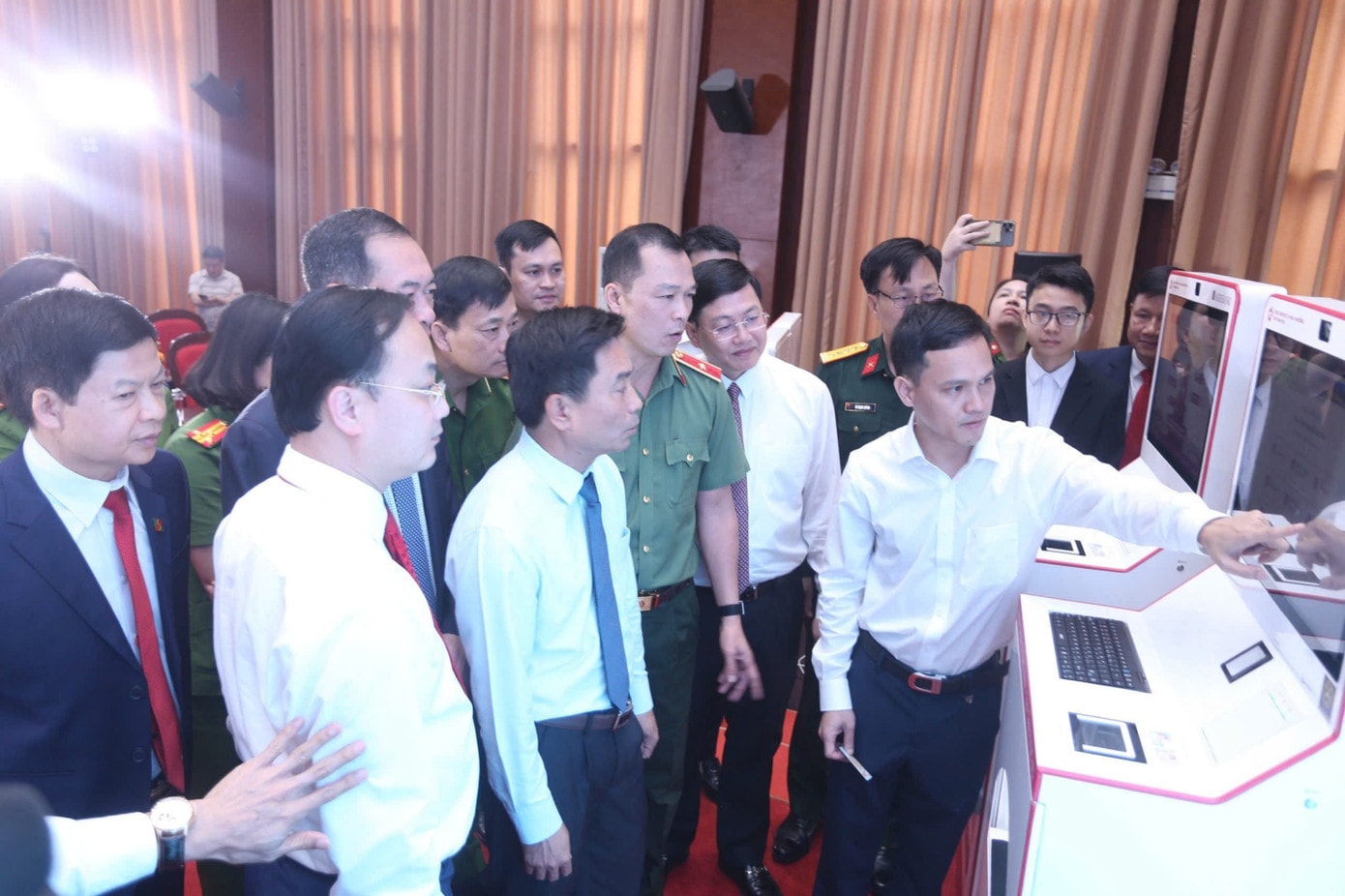 Lãnh đạo tỉnh Thanh Hóa trải nghiệm mô hình Kiosk thông minh. Thanh Hóa thí điểm Kiosk thông minh, làm thủ tục hành chính trong vài phút - Ảnh 1.