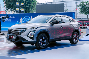 Một hãng xe tại Việt Nam vừa ra mắt bản hybrid, tặng khách hàng 8 năm đổ xăng miễn phí