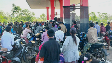 Người dân Lào xếp hàng suốt 2 giờ để đổ xăng, giá cao gấp gần 2 lần so với Việt Nam