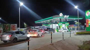 Người dân Thái Lan xếp hàng dài đổ xăng thâu đêm, Chính phủ rót hơn 16.070 tỷ đồng trợ cấp vẫn như ‘muối bỏ bể’