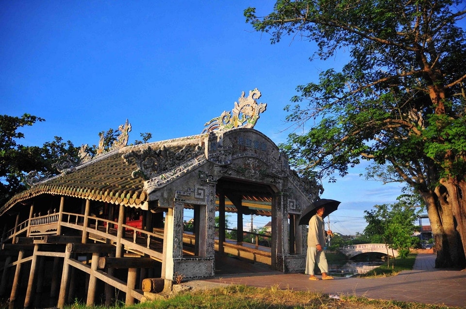 Cầu ngói Thanh Toàn hằng ngày vẫn phục vụ nhu cầu đi lại của nhân dân địa phương. (Ảnh- Minh Đức:TTXVN)