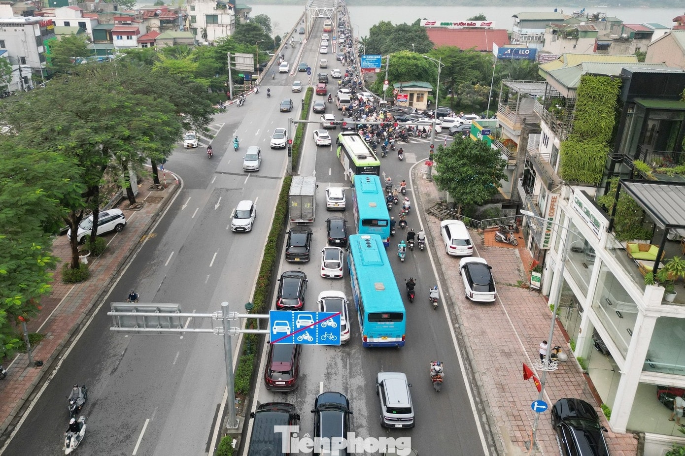 Giao thông ùn tắc trên cầu Chương Dương hướng vào nội thành sáng 30/3. Ùn tắc do cấm cầu Long Biên, cảnh sát phải điều tiết nhiều loại xe qua cầu Vĩnh Tuy - Ảnh 1.