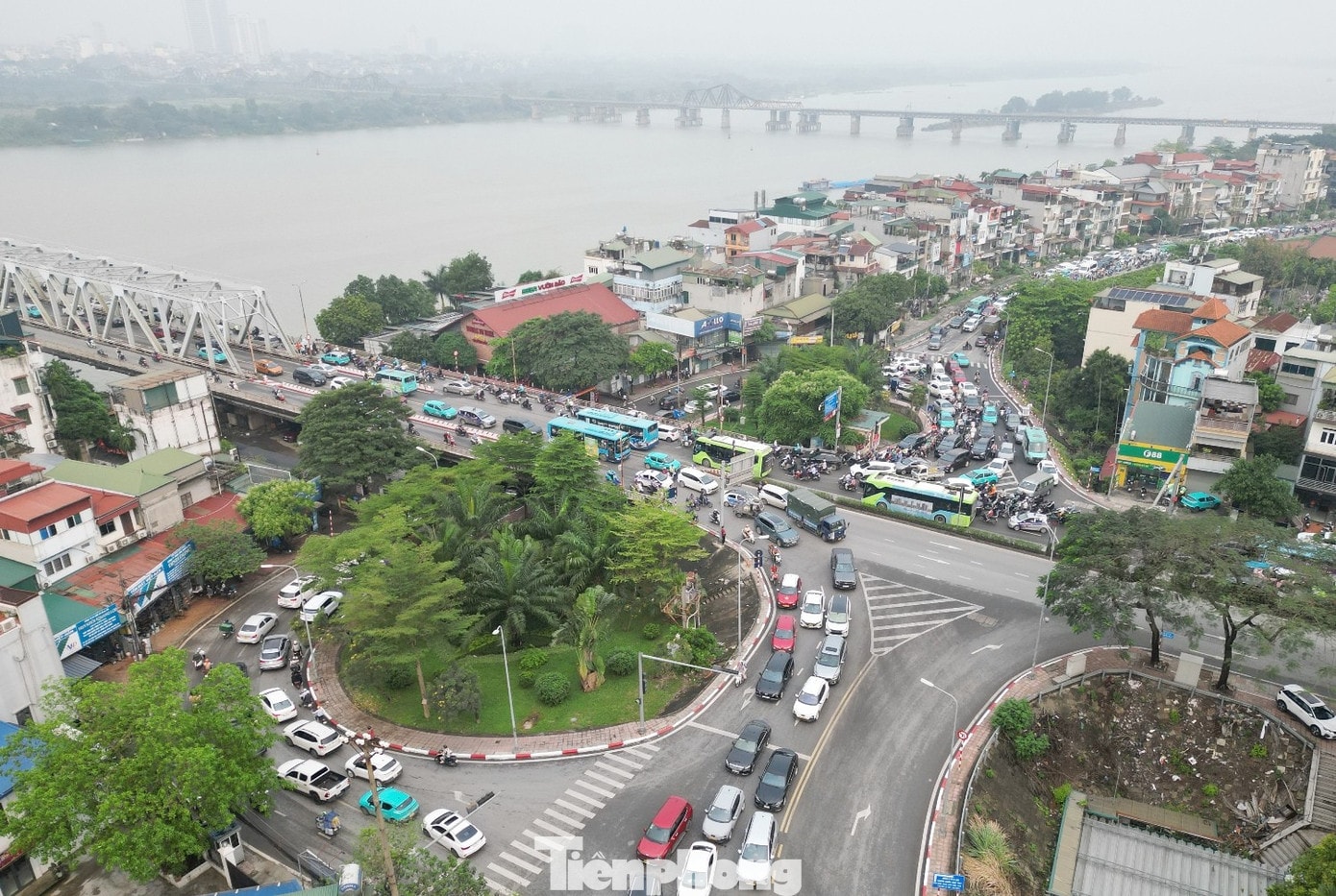 Các ngả đường dẫn về cầu Chương Dương đều ùn tắc. Ùn tắc do cấm cầu Long Biên, cảnh sát phải điều tiết nhiều loại xe qua cầu Vĩnh Tuy - Ảnh 5.