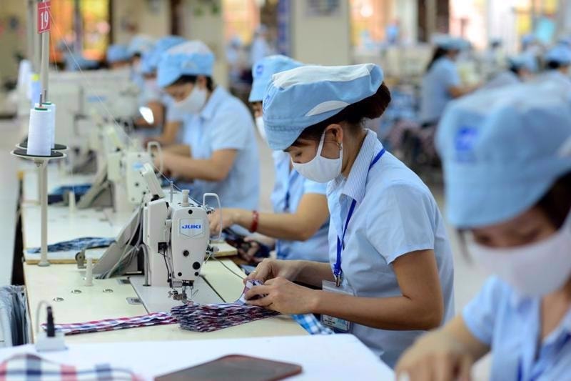 Trong luật khuyến khích giờ làm việc 1 tuần là 40 giờ nhưng thực tế hầu hết vẫn là 48 giờ