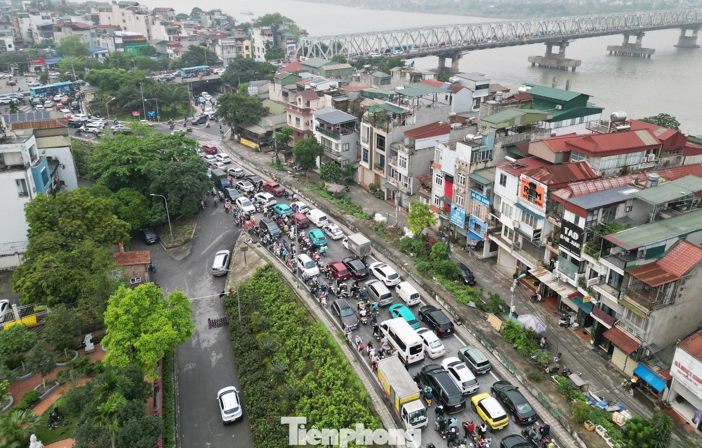 Đường Đê Xuân Quang - Long Biên tắc cứng cả hai chiều đường. Ùn tắc do cấm cầu Long Biên, cảnh sát phải điều tiết nhiều loại xe qua cầu Vĩnh Tuy - Ảnh 3.