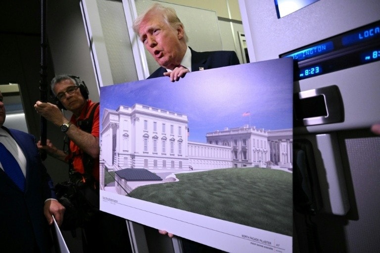 Tổng thống Mỹ Donald Trump cầm bản vẽ mô phỏng quá trình tái thiết Cánh Đông khi ông phát biểu trước các phóng viên trên chuyên cơ Air Force One. (Ảnh: Barron's) Quân đội Mỹ đang 'xây dựng một khu phức hợp khổng lồ' bên dưới Nhà Trắng - Ảnh 1.