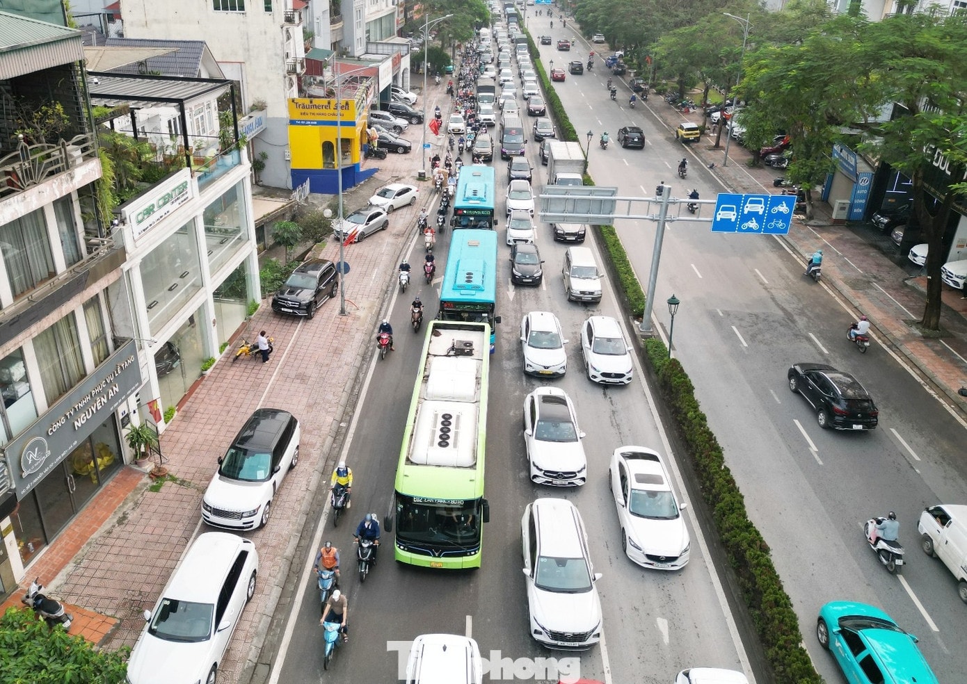 Đường Nguyễn Văn Cừ dẫn về cầu cũng ùn tắc kéo dài. Ùn tắc do cấm cầu Long Biên, cảnh sát phải điều tiết nhiều loại xe qua cầu Vĩnh Tuy - Ảnh 2.