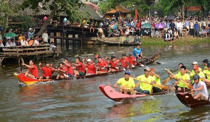 Đến với cầu ngói mùa lễ hội (Ảnh- T.Đ)