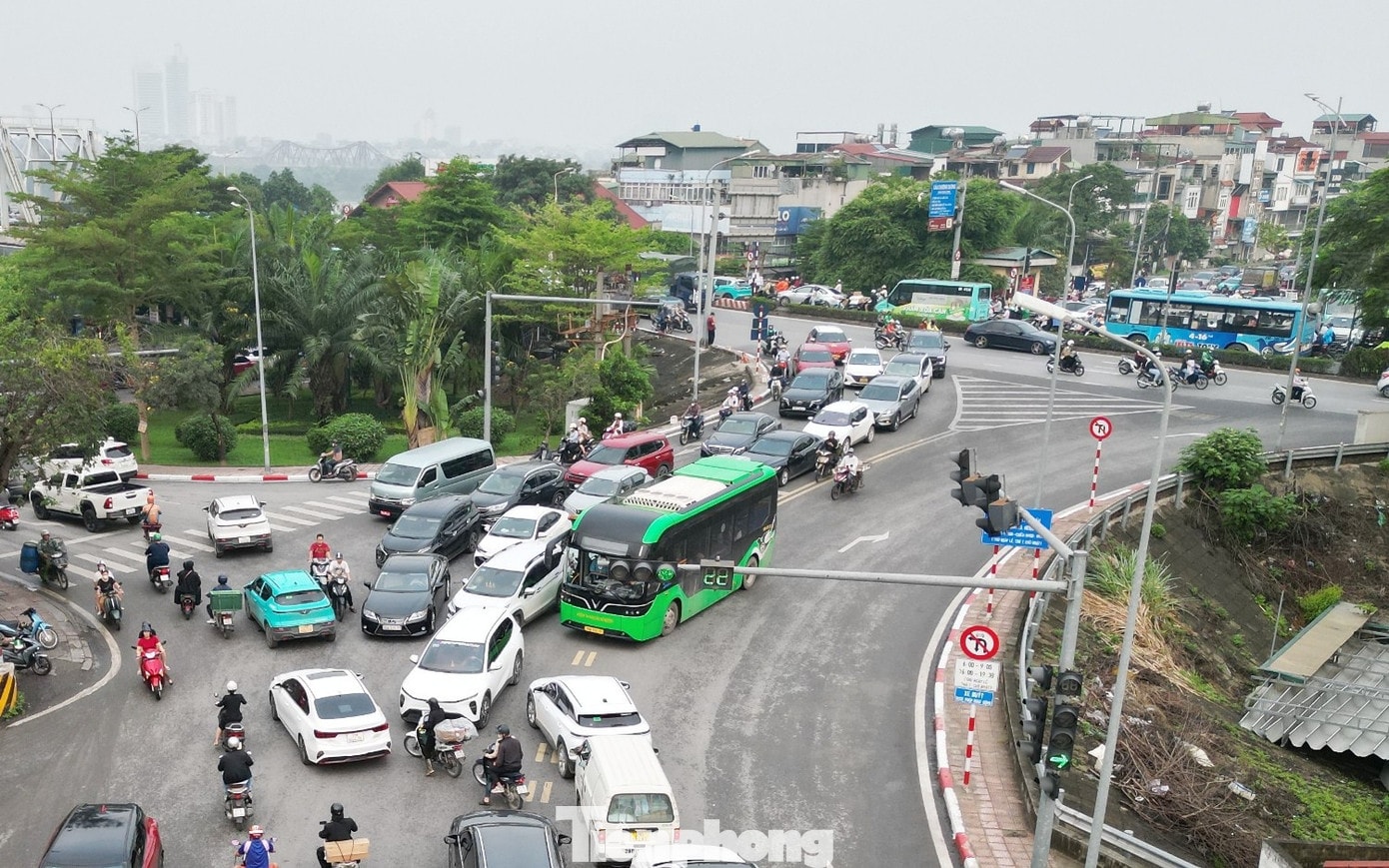 CSGT Đội số 5 đã phân luồng, điều tiết cho một số xe buýt từ cầu Chương Dương đi sang cầu Vĩnh Tuy để vào nội thành Hà Nội. Ùn tắc do cấm cầu Long Biên, cảnh sát phải điều tiết nhiều loại xe qua cầu Vĩnh Tuy - Ảnh 7.