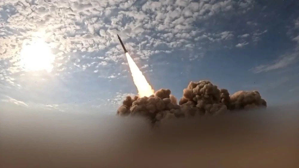 Những ngày qua, Iran tiếp tục phóng UAV và tên lửa Iran nhằm vào Israel và các căn cứ của Mỹ tại UAE và Kuwait. Ảnh: IRIB. ‘Chiếm dầu mỏ của Iran, kiểm soát đảo Kharg’: Phát ngôn của ông Trump khiến thị trường hoang mang - Ảnh 3.