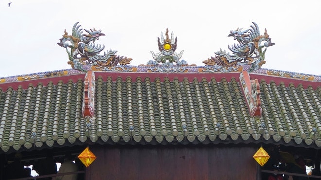 Kết cấu gỗ có mái ngói thanh lưu ly theo lối kiến trúc “thượng gia, hạ kiều” của cầu ngói Thanh Toàn. Ảnh:Tường Vi/TTXVN