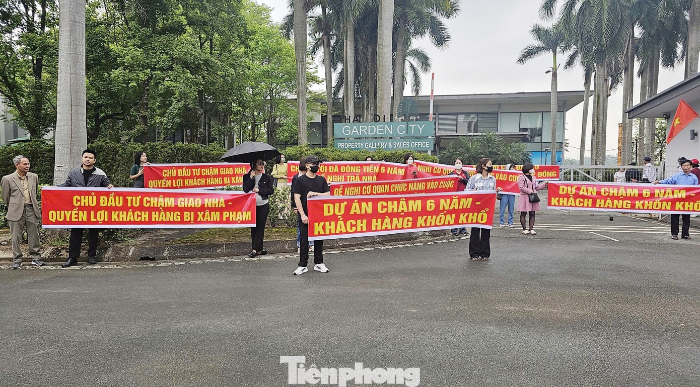 Trước diễn biến trên, mới đây hàng chục khách hàng đã tập trung trước trụ sở chủ đầu tư tại dự án Hà Nội Garden City căng băng rôn yêu cầu thực hiện đúng cam kết cũng như đề nghị gặp lãnh đạo chủ đầu tư, nghe giải trình về tiến độ và thời gian bàn giao nhà... Chủ dự án 88 Central 'lật kèo' sau 6 năm ôm đất: Chuyển đơn đến công an giải quyết - Ảnh 7.