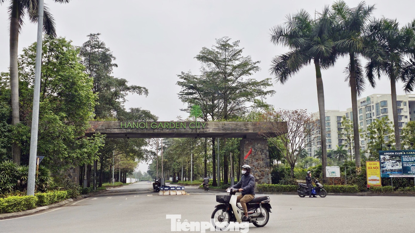 Dự án Hà Nội Garden City được cấp Giấy chứng nhận đầu tư lần đầu năm 2007, với quy mô hơn 31ha, tổng vốn đầu tư 800 tỷ đồng. Theo Giấy chứng nhận đăng ký đầu tư thay đổi lần 1 cấp vào tháng 2/2025 liên danh chủ đầu tư có sự thay đổi. Chủ đầu tư dự án hiện nay là liên danh Công ty TNHH Thương mại và đầu tư Việt Đức; Công ty Berjaya Leisure. Chủ dự án 88 Central 'lật kèo' sau 6 năm ôm đất: Chuyển đơn đến công an giải quyết - Ảnh 3.