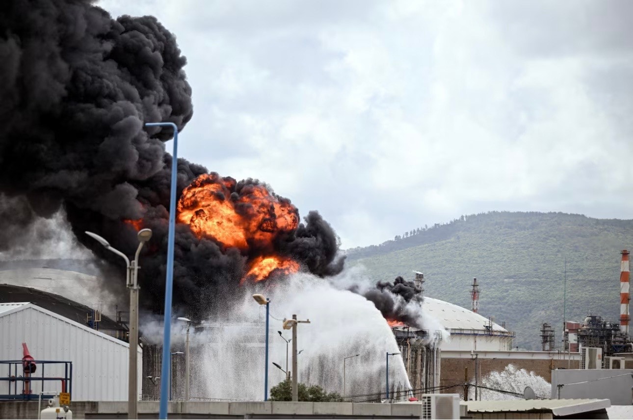 Thùng chứa nhiên liệu ở nhà máy lọc dầu của Israel bốc cháy, ngày 30/3. (Ảnh: Reuters) Iran thông qua luật thu phí tàu ở eo biển Hormuz, Tổng thống Trump đe dọa tung đòn xóa sổ - Ảnh 1.