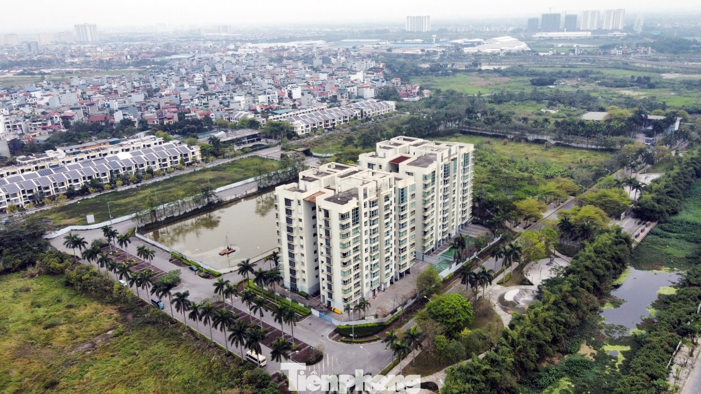 Tương tự, anh Vũ Tuấn Anh – một khách hàng khác cho hay, chủ đầu tư đã liên tục đưa ra các cam kết về thời điểm ký hợp đồng mua bán chính thức nhưng liên tục thất hứa, viện dẫn các lý do như dịch bệnh, vướng pháp lý hay thay đổi cổ đông. Đáng chú ý, cuối năm 2025, chủ đầu tư đã gửi thư tới khách hàng, đề nghị thanh lý hợp đồng với lý do điều chỉnh lại kế hoạch và mô hình phát triển dự án. Động thái này khiến nhiều khách hàng “sốc”, bởi sau nhiều năm chờ đợi, giá bất động sản khu vực đã tăng mạnh. Nếu thanh lý, người mua không chỉ mất cơ hội sở hữu nhà mà còn chịu thiệt hại lớn về tài chính và tinh thần. Chủ dự án 88 Central 'lật kèo' sau 6 năm ôm đất: Chuyển đơn đến công an giải quyết - Ảnh 6.