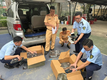 Gần 1.000 bao thuốc lá nhập lậu bị công an 'tóm gọn' trên ô tô tại Lạng Sơn