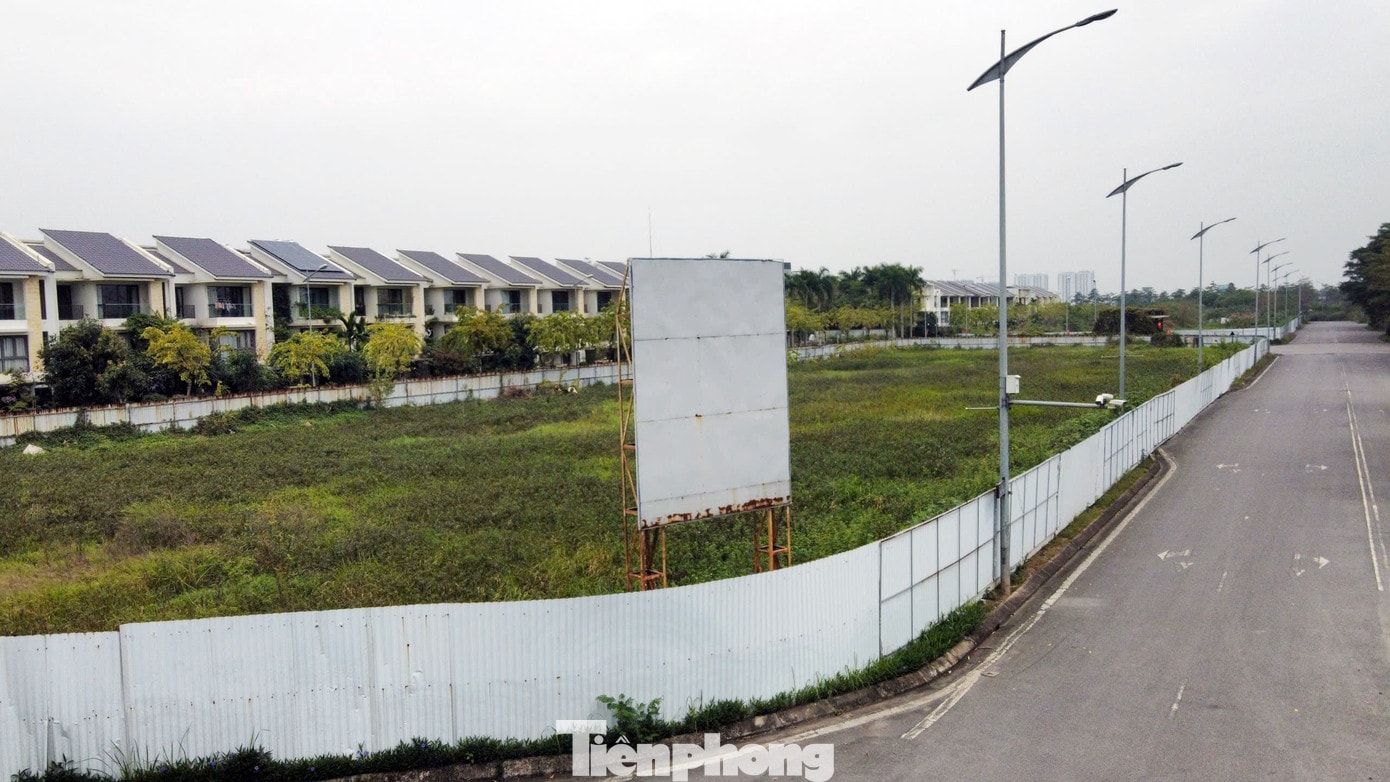 Theo tìm hiểu của PV, tập thể khách hàng của dự án này đã có đơn gửi Cục Cảnh sát điều tra tội phạm về tham nhũng, kinh tế, buôn lậu (C03) - Bộ Công an. Theo văn bản ngày 24/2/2026, sau khi nghiên cứu nội dung đơn, căn cứ quy định của pháp luật, C03 đã chuyển đơn đến Thủ trưởng Cơ quan Cảnh sát điều tra Công an TP Hà Nội để chỉ đạo, giải quyết theo thẩm quyền. Trước đó, ngày 4/2, sau khi nhận được đơn có nội dung tố cáo hành vi có dấu hiệu lừa đảo chiếm đoạt tài sản của chủ đầu tư dự án phân khu 88 Central..., Tòa án nhân dân TP Hà Nội cũng đã chuyển đơn đến Phòng Cảnh sát điều tra tội phạm về tham nhũng, kinh tế, buôn lậu, môi trường - Công an TP Hà Nội (PC03) để xem xét, giải quyết theo quy định. Chủ dự án 88 Central 'lật kèo' sau 6 năm ôm đất: Chuyển đơn đến công an giải quyết - Ảnh 2.