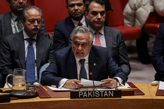 Phó Thủ tướng kiêm Ngoại trưởng Pakistan Mohammad Ishaq Dar. (Ảnh: Reuters) Ngoại trưởng Pakistan tới Trung Quốc bàn về tình hình Iran - Ảnh 1.