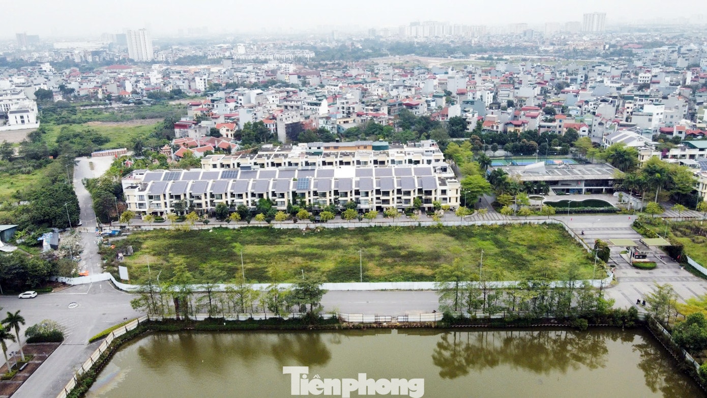 Như Tiền Phong thông tin, khách hàng mua nhà dự án phân khu 88 Central (tại ô đất ký hiệu TT1, TT2) cho biết, họ đã ký hợp đồng đăng ký đặt mua, nộp tiền từ năm 2020 nhưng đến nay dự án vẫn là bãi đất trống quây tôn, cỏ mọc um tùm. Theo các hợp đồng đã ký, khách hàng phải nộp 200 triệu đồng tiền đặt chỗ cùng 10% giá trị bất động sản. Chủ đầu tư cam kết sẽ phát hành thông báo ký hợp đồng mua bán chính thức vào tháng 9/2020. Tuy nhiên, cam kết này không được thực hiện. Chủ dự án 88 Central 'lật kèo' sau 6 năm ôm đất: Chuyển đơn đến công an giải quyết - Ảnh 4.