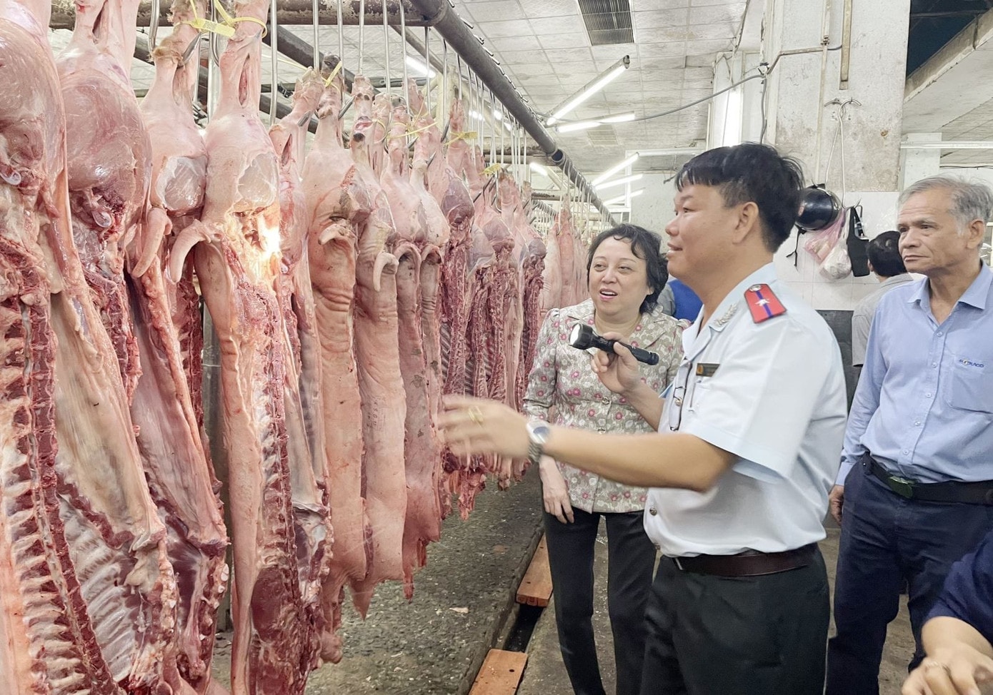 Tăng cường công tác kiểm tra, giám sát, kiểm soát các cơ sở giết mổ. Thủ tướng yêu cầu chấn chỉnh kiểm soát giết mổ gia súc, thay thế cán bộ vi phạm - Ảnh 1.