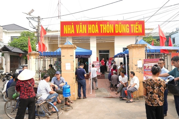 Người dân xếp hàng chật kín nhà văn hoá để nhận tiền bồi thường tại đại dự án 925.000 tỷ đồng của Vingroup - Ảnh 2.