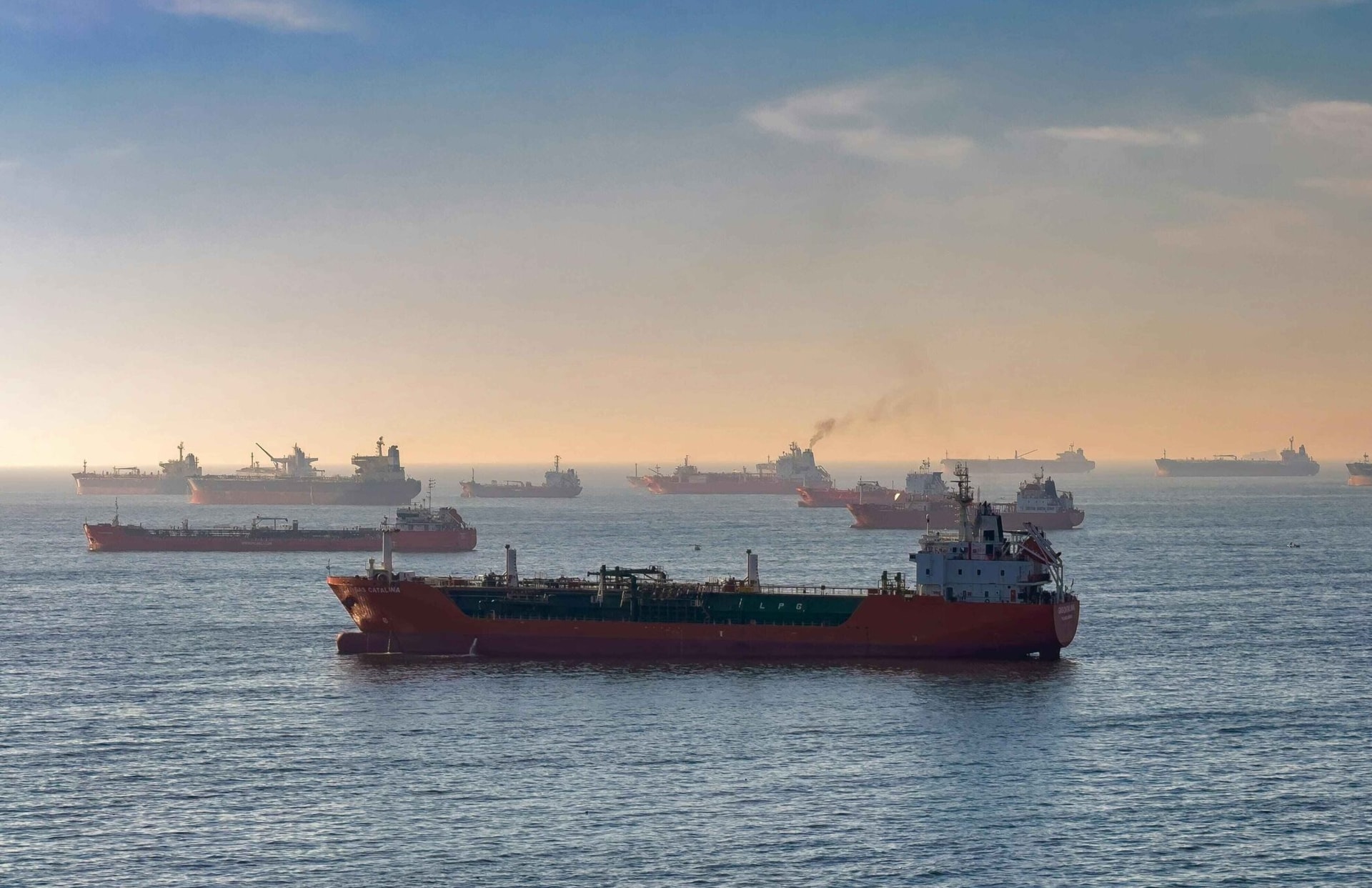 Vì sao việc đóng cửa eo biển Hormuz đang trở thành khủng hoảng của châu Á? - Ảnh 1.