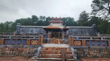 Bắt đầu tháo dỡ ‘công trình lạ’ dựng ngay trước nơi an nghỉ của Hoàng thái hậu Từ Dụ