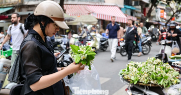 Hoa bưởi ngập phố Hà Nội, giá 'chát' vẫn đắt hàng