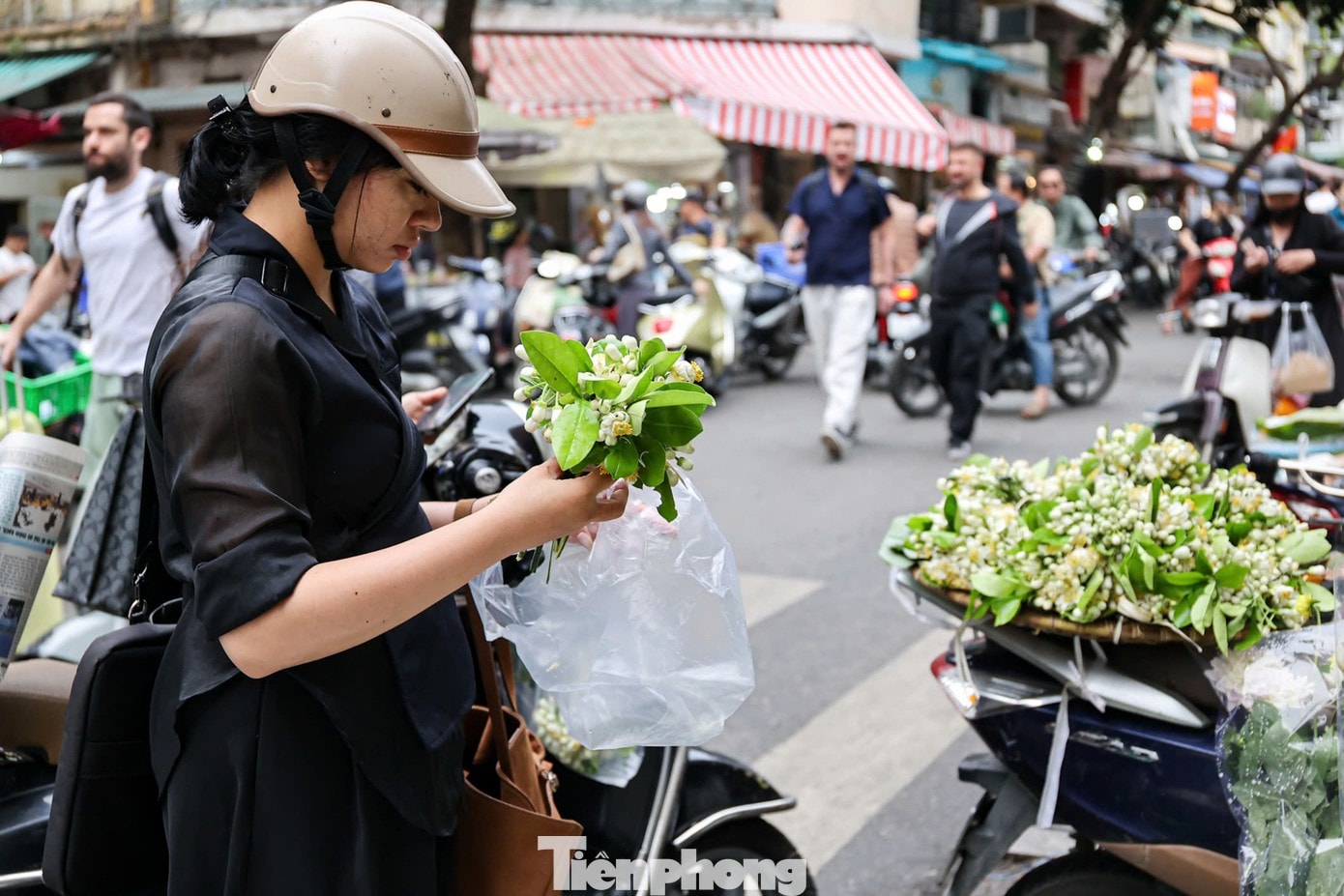 Là người yêu thích mùi hương thơm dịu của hoa bưởi, năm nào chị Lê Thị Hường (phường Cửa Nam) cũng săn đón hoa bưởi để nấu chè cúng Rằm tháng Giêng. Theo chị Hường, so với các loài hoa khác, hoa bưởi nhanh tàn và giá thành đắt hơn rất nhiều, thế nhưng với những ai yêu vẻ đẹp và mùi hương của hoa bưởi thì sẽ không tiếc tiền để mua một vài lạng về trang trí hoặc nấu chè dâng cúng lễ trong ngày rằm. tp-ram-26.jpg