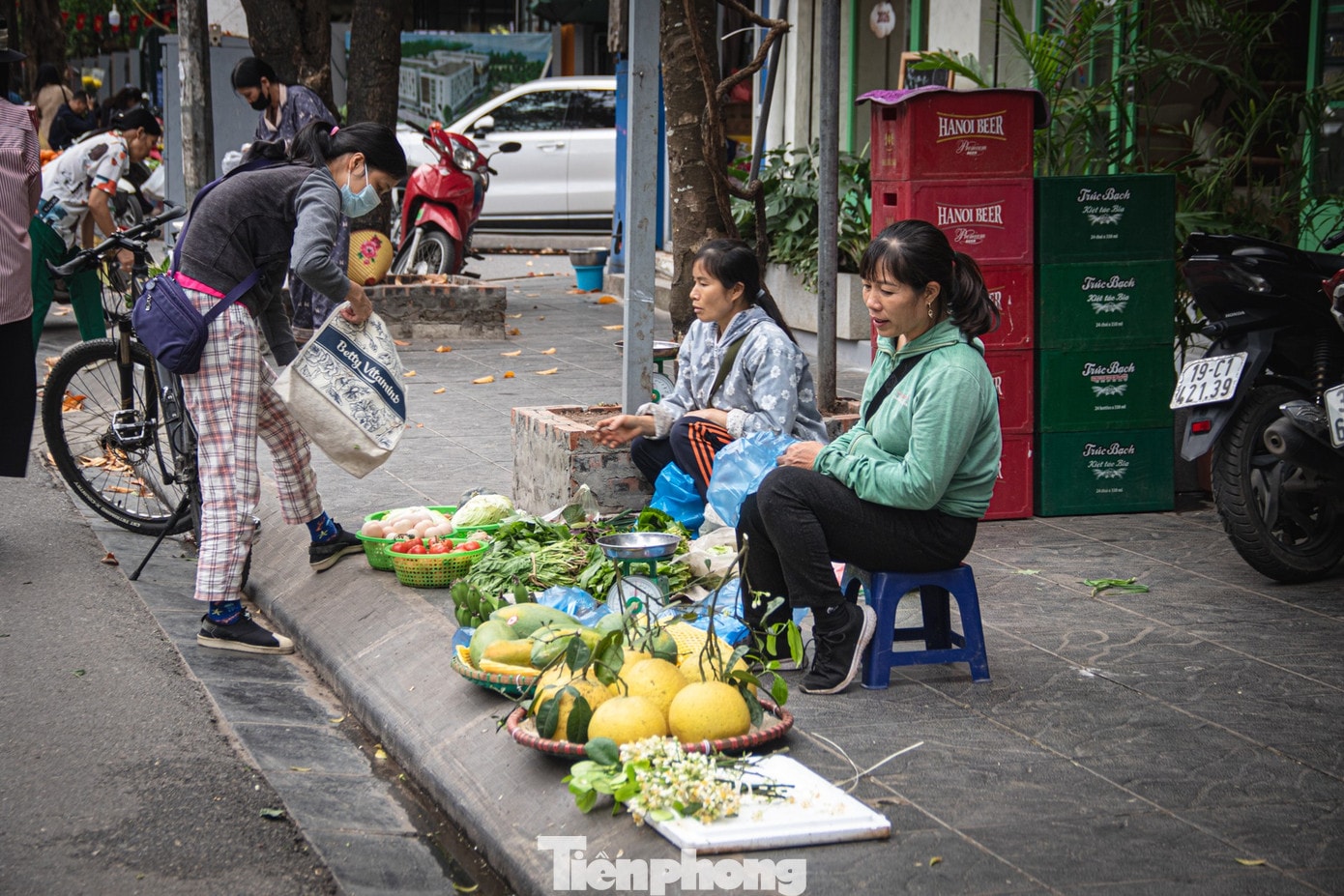 Chị Minh (45 tuổi) ở Thanh Oai - bán hoa bưởi rong trên đường Nguyễn Thị Thập, phường Thanh Xuân - cho biết: “Rằm tháng Giêng năm nay, khách chuộng hoa bưởi lắm, mỗi ngày cũng bán được 7-8kg. Nay chính Rằm, tôi bán từ sớm đến 9h sáng cũng chỉ còn 3,4 bó nhỏ tp-ram-06.jpg