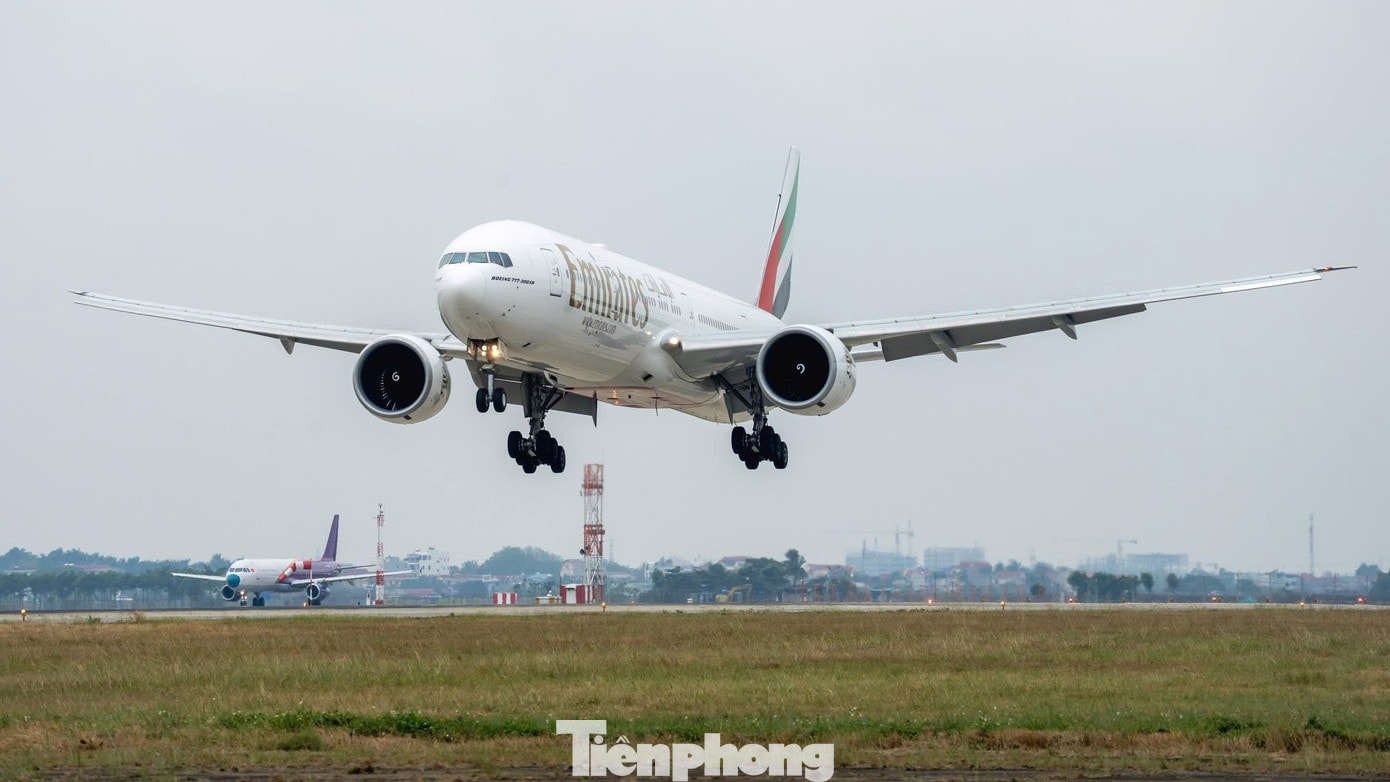 Máy bay Emirates tại sân bay Nội Bài. tp-may-bay-emirates-va-qatar-tai-noi-bai-3.jpg