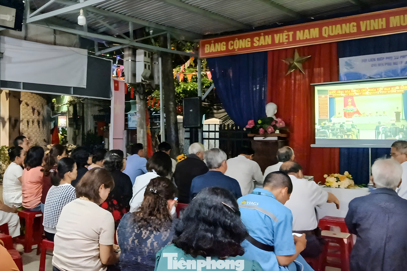 Các điểm cầu trực tuyến được tổ chức trong khu dân cư cũng thu hút đông đảo cử tri đến theo dõi. tp-tiep-xuc-cu-tri-truc-tuyen-3.jpg