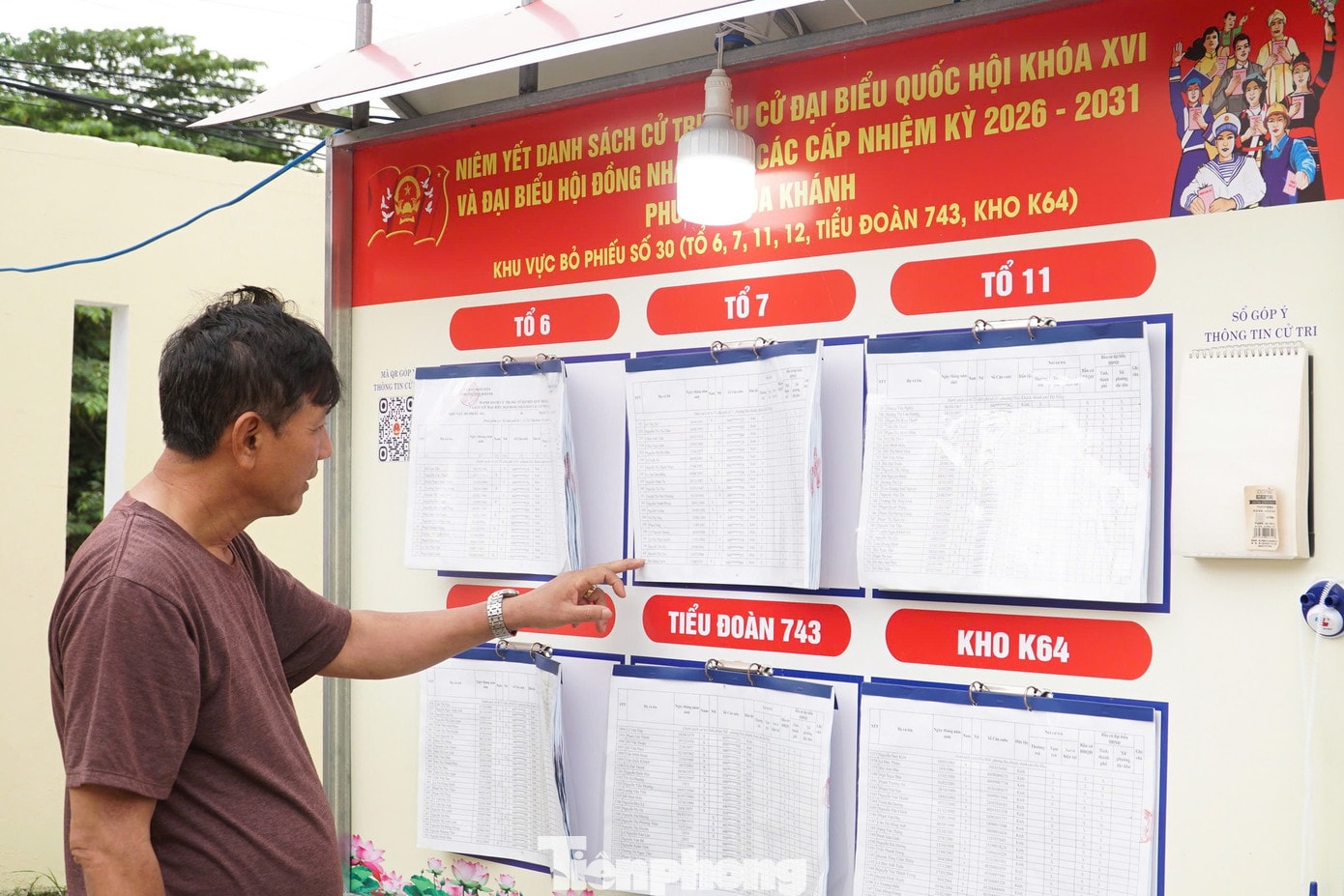 Các điểm niêm yết danh sách cử tri được tích hợp thêm mã QR bên cạnh danh sách bản cứng. tp-tiep-xuc-cu-tri-truc-tuyen-1-6541.jpg