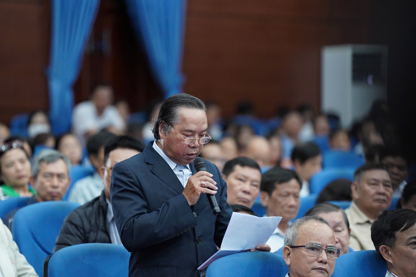 Cử tri thành phố Đà Nẵng nêu ý kiến tại buổi tiếp xúc. Ảnh: Nguyễn Thành 3307708242019791222-1.jpg