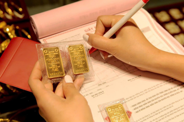 Giá vàng giảm mạnh sau kỷ lục lịch sử, người mua ở đỉnh từng lỗ hơn 20 triệu đồng/lượng