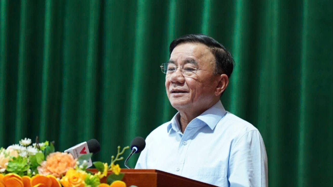 Thường trực Ban Bí thư Trần Cẩm Tú tiếp thu và chia sẻ các vấn đề mà cử tri quan tâm. Ảnh: Nguyễn Thành 4604494081099714619-5341.jpg