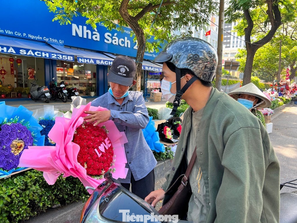 Hoa hồng sáp, hoa voan, hoa bất tử... chơi lâu dài, giá mềm hút khách dịp này tp-phu-nu-uyen-phuong-2.jpg