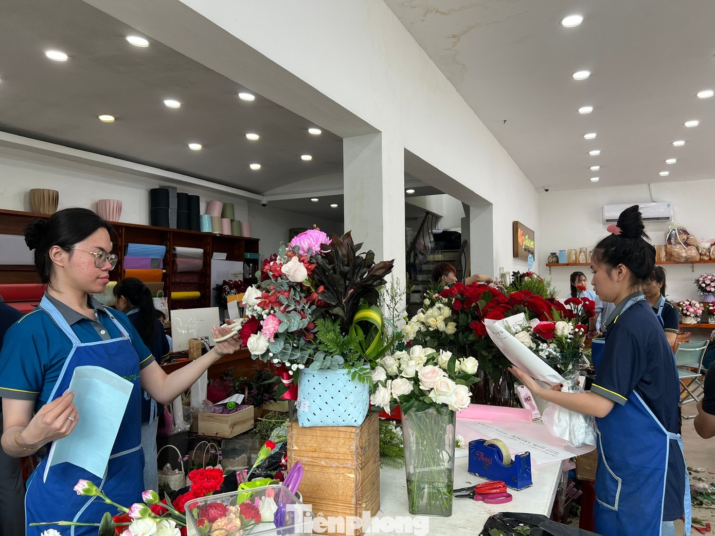Các shop hoa nhộn nhịp thực hiện đơn hàng quà tặng cho khách tp-phu-nu-uyen-phuong-1.jpg