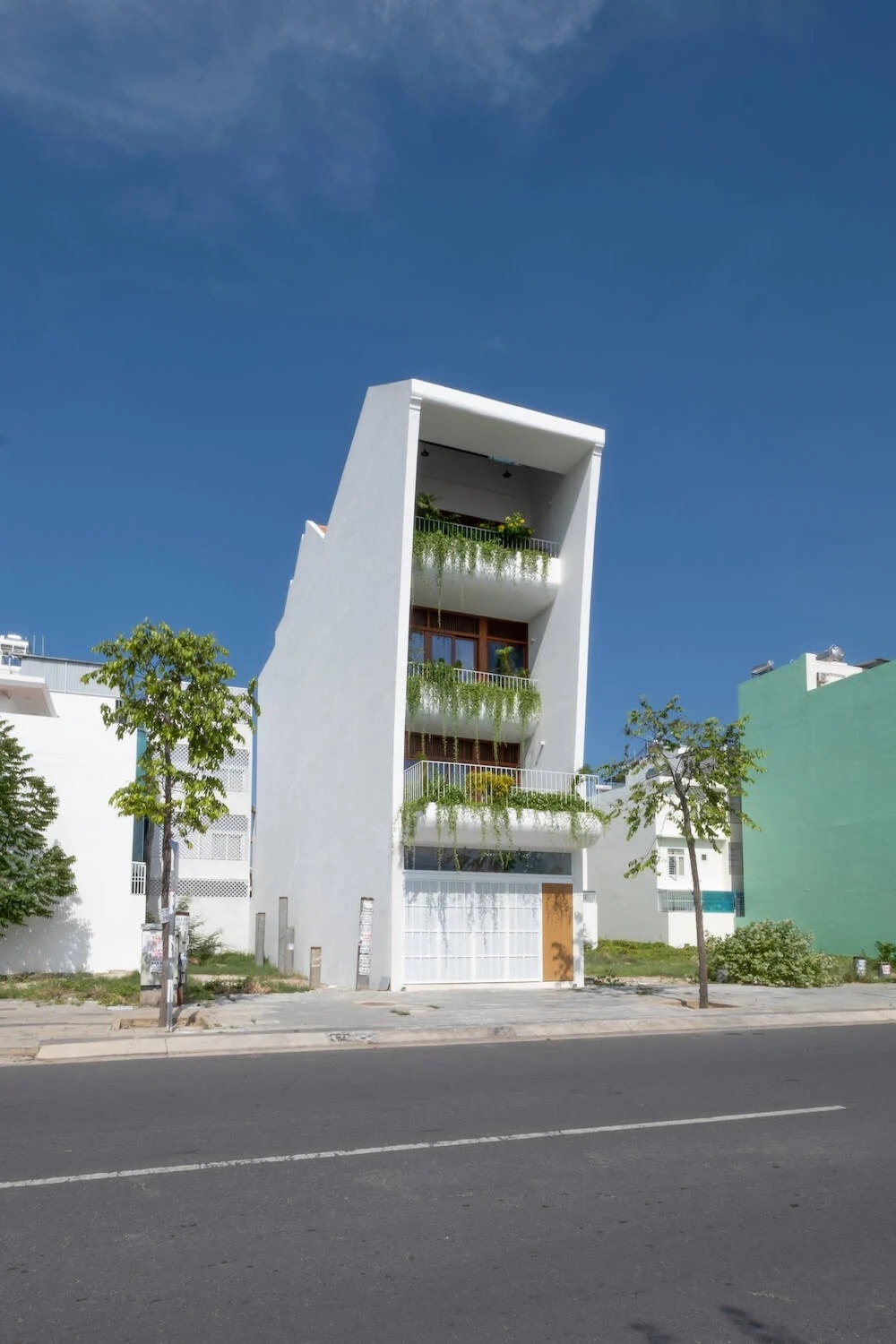 Căn biệt thự 8 tầng phong cách Tropical Modernism xanh mát giữa phố biển Nha Trang- Ảnh 1. Căn biệt thự 8 tầng phong cách Tropical Modernism xanh mát giữa phố biển Nha Trang- Ảnh 1.