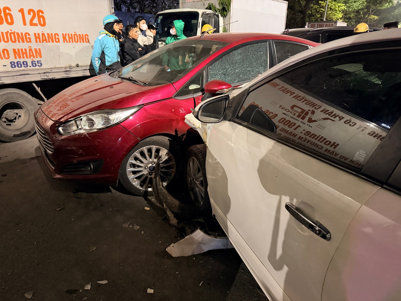 Các phương tiện hư hỏng sau vụ tai nạn. anh-1.jpg