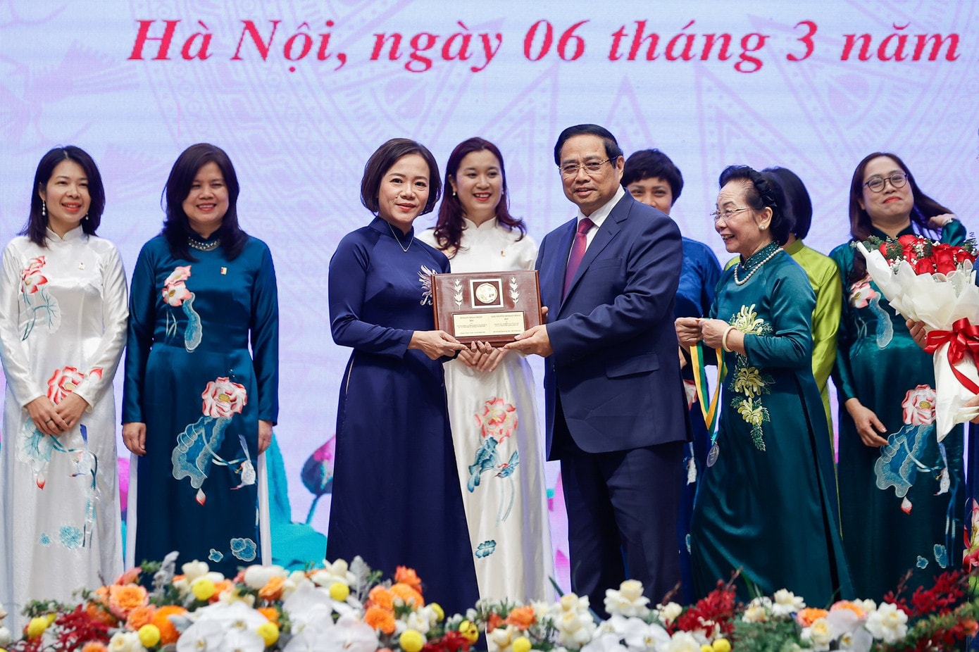 Thủ tướng trao Giải thưởng Kovalevskaia năm 2025 cho GS.TS. Trần Thị Việt Nga. Ảnh:VGP 63ttg1.jpg
