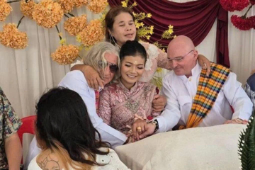 Đám cưới '3 người' gây chú ý: Cô dâu tổ chức lễ cưới cùng lúc với 2 chú rể, sính lễ gần 2 tỷ đồng