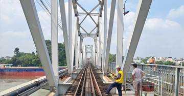 Xà lan đâm cầu Ghềnh, đường sắt qua Đồng Nai tê liệt