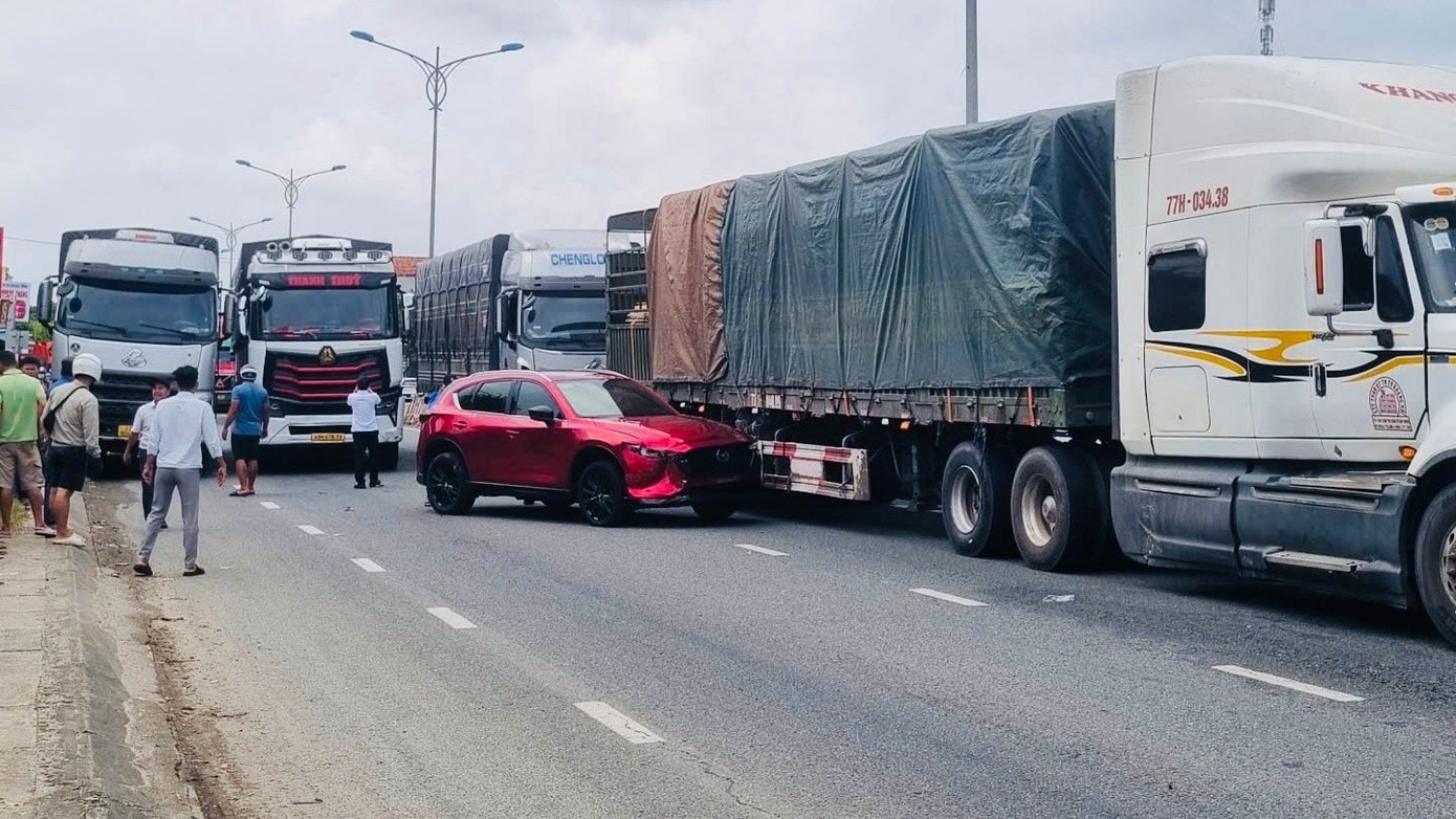 Vụ tai nạn gây ách tắc giao thông cục bộ trên Quốc lộ 1A. ae4eb50ebcf832a66be9.jpg