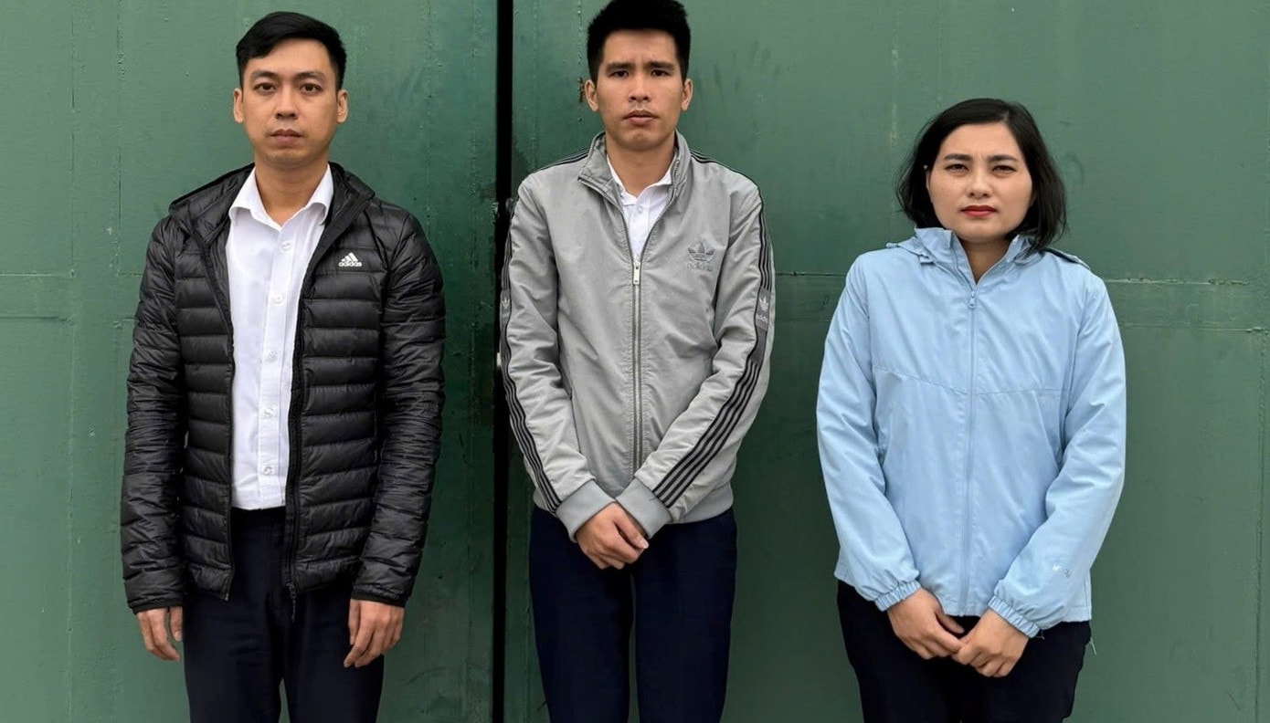 Ba cán bộ một ngân hàng chi nhánh Kiến Thụy (Hải Phòng) tại cơ quan điều tra. ngan-hang.jpg