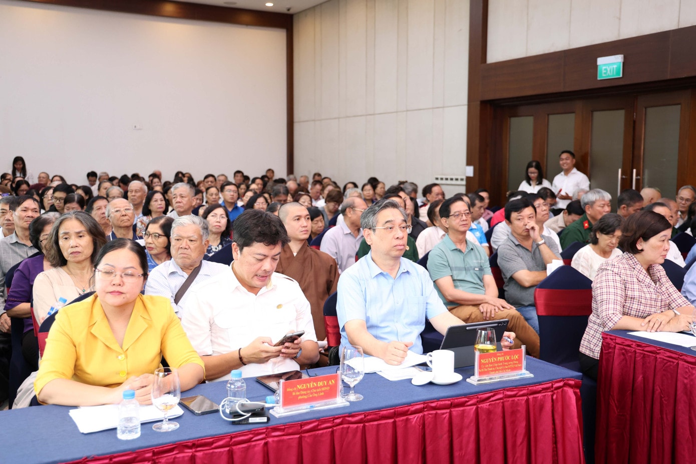 Phó Bí thư Thành ủy, Chủ tịch Ủy ban MTTQ Việt Nam TPHCM Nguyễn Phước Lộc cùng các lãnh đạo phường dự hội nghị. 2t8a0722.jpg