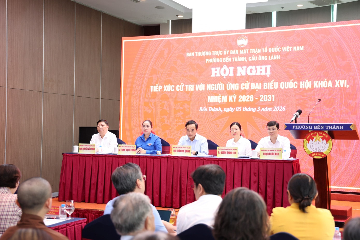 5 ứng cử viên ĐBQH khóa XVI, đơn vị bầu cử số 6 TPHCM, tiếp xúc cử tri chiều 5/3. Ảnh: Ngô Tùng 2t8a0726.jpg