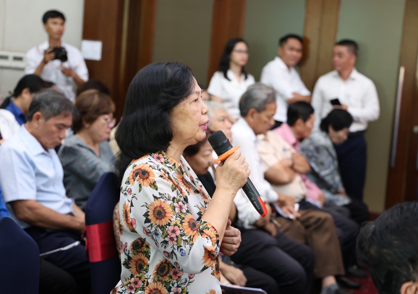 Cử tri Nguyễn Thị Lan nêu ý kiến. Ảnh: Ngô Tùng 2t8a0729.jpg